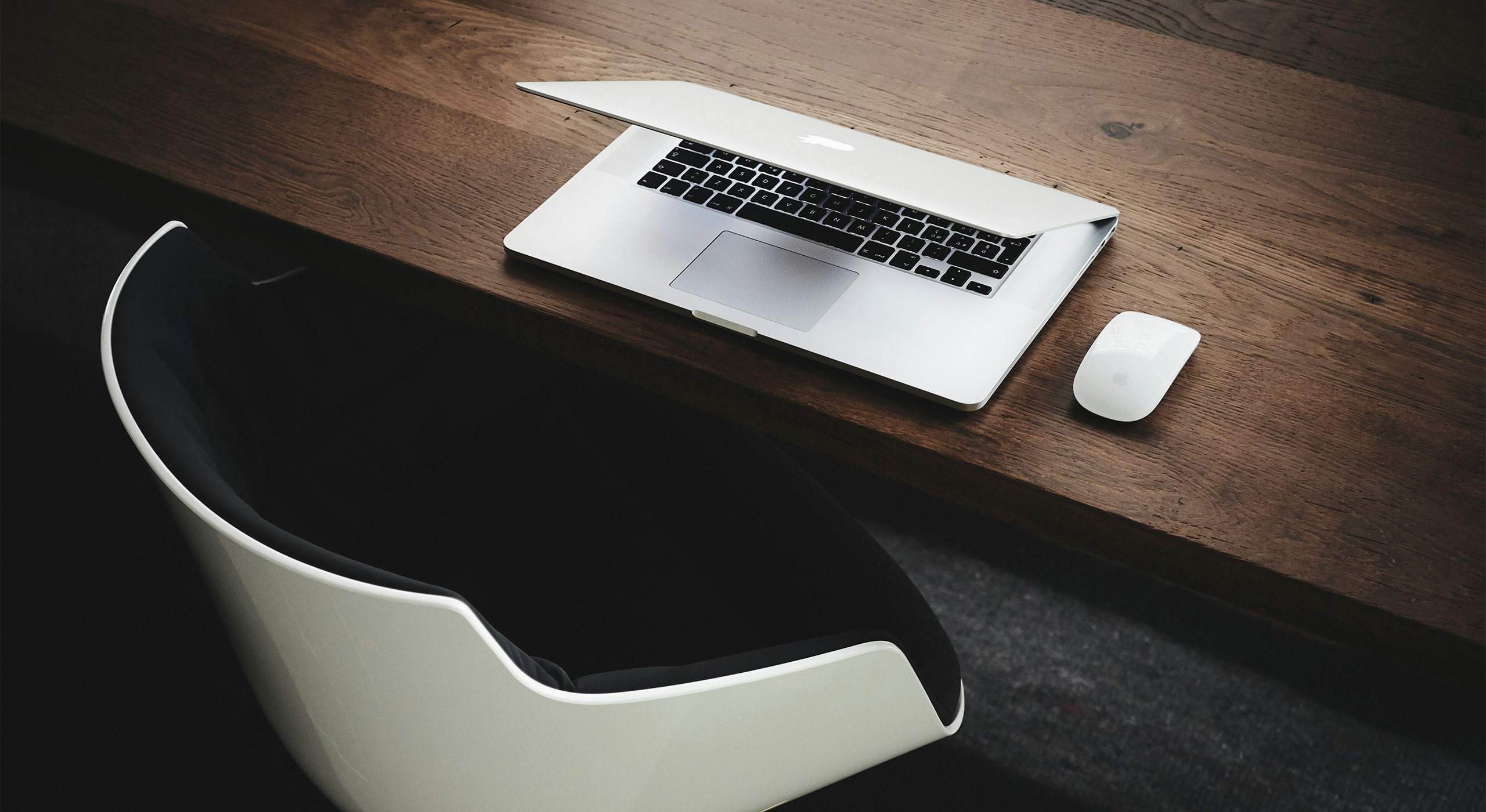 Schreibtisch mit Macbook