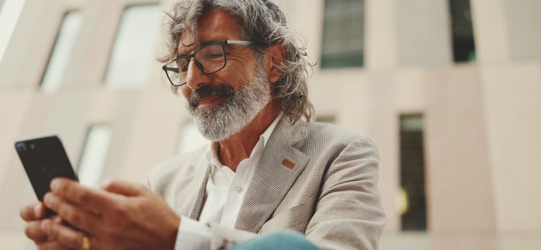 Mann mit Smartphone